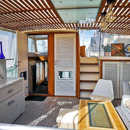 Bateau Love Boat 船上ホテル 3*